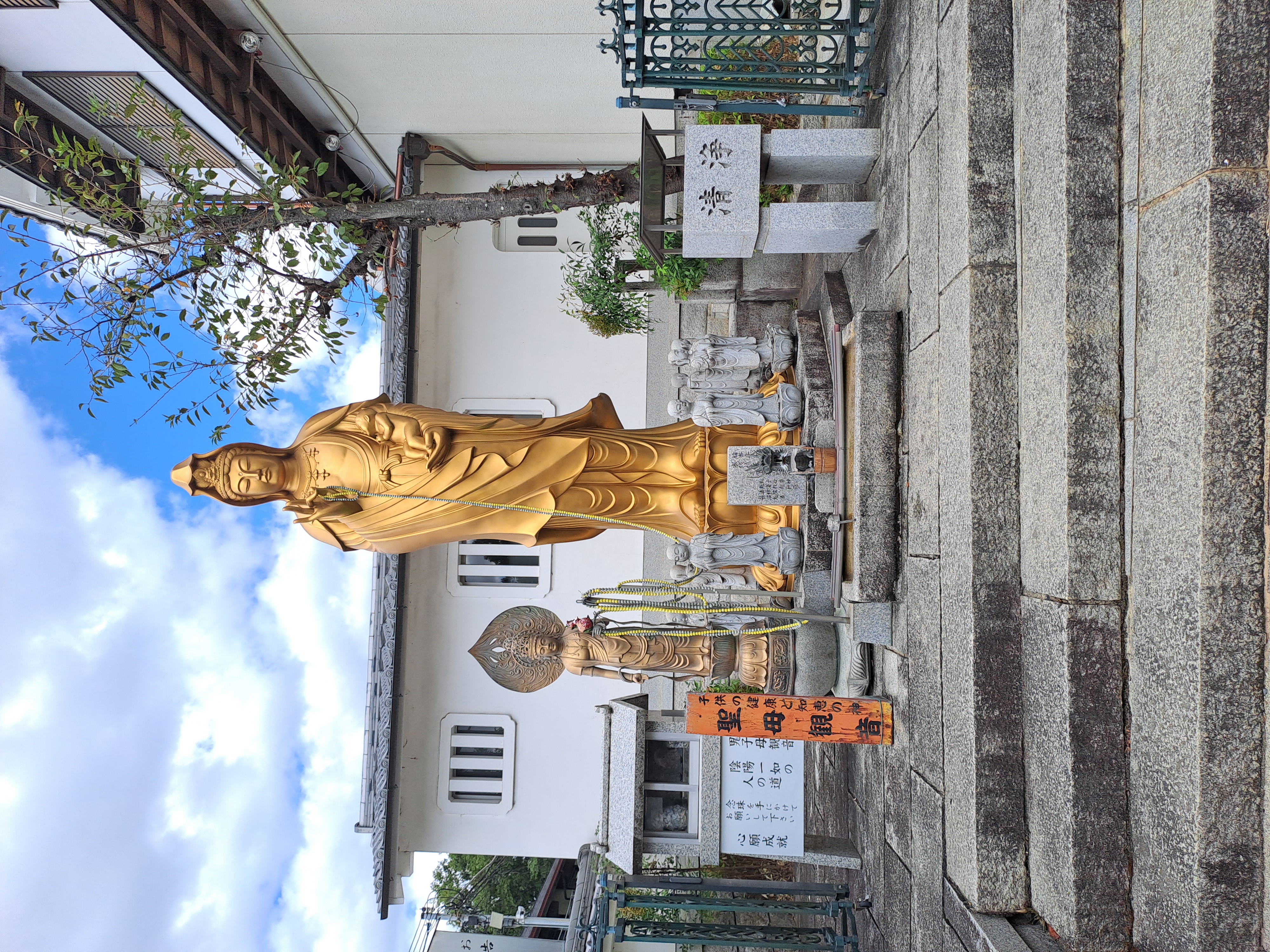 Buddha golden statue